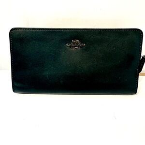 Coach leather skinny wallet dark green in perfect condition